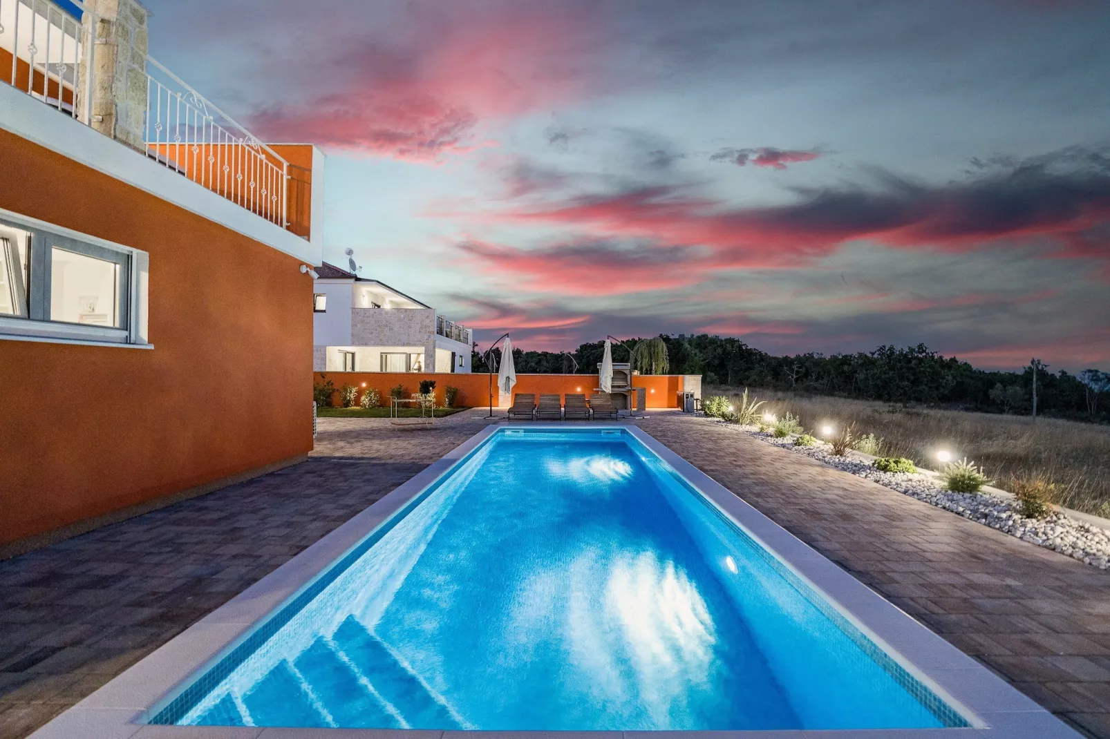 Enchanting Villa Rossa South with Pool and Jacuzzi-Buitenlucht