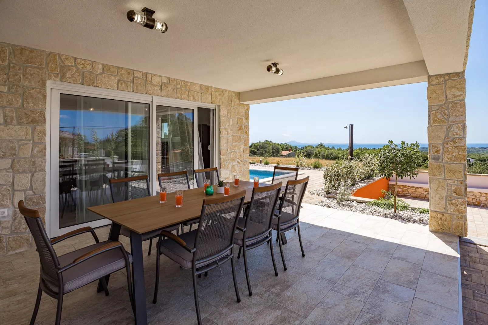 Enchanting Villa Rossa South with Pool and Jacuzzi-Terras