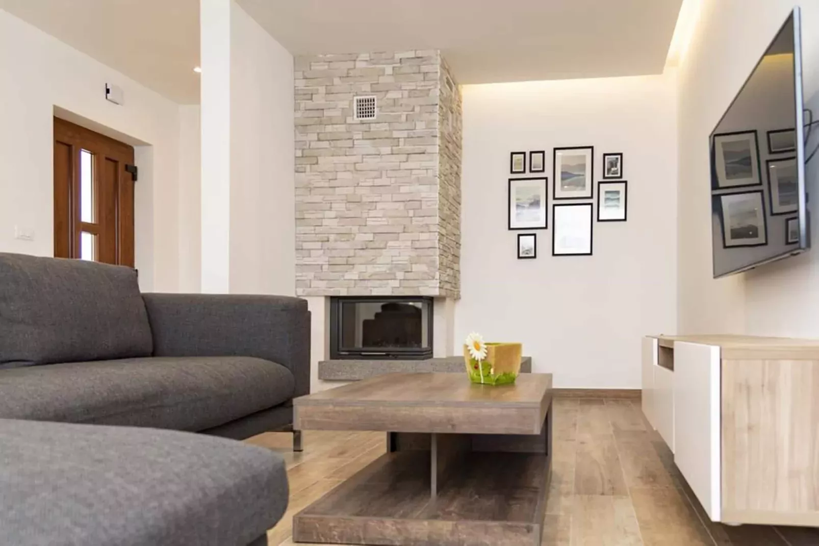 Apartment B - Flower Garden by M&A-Woonkamer