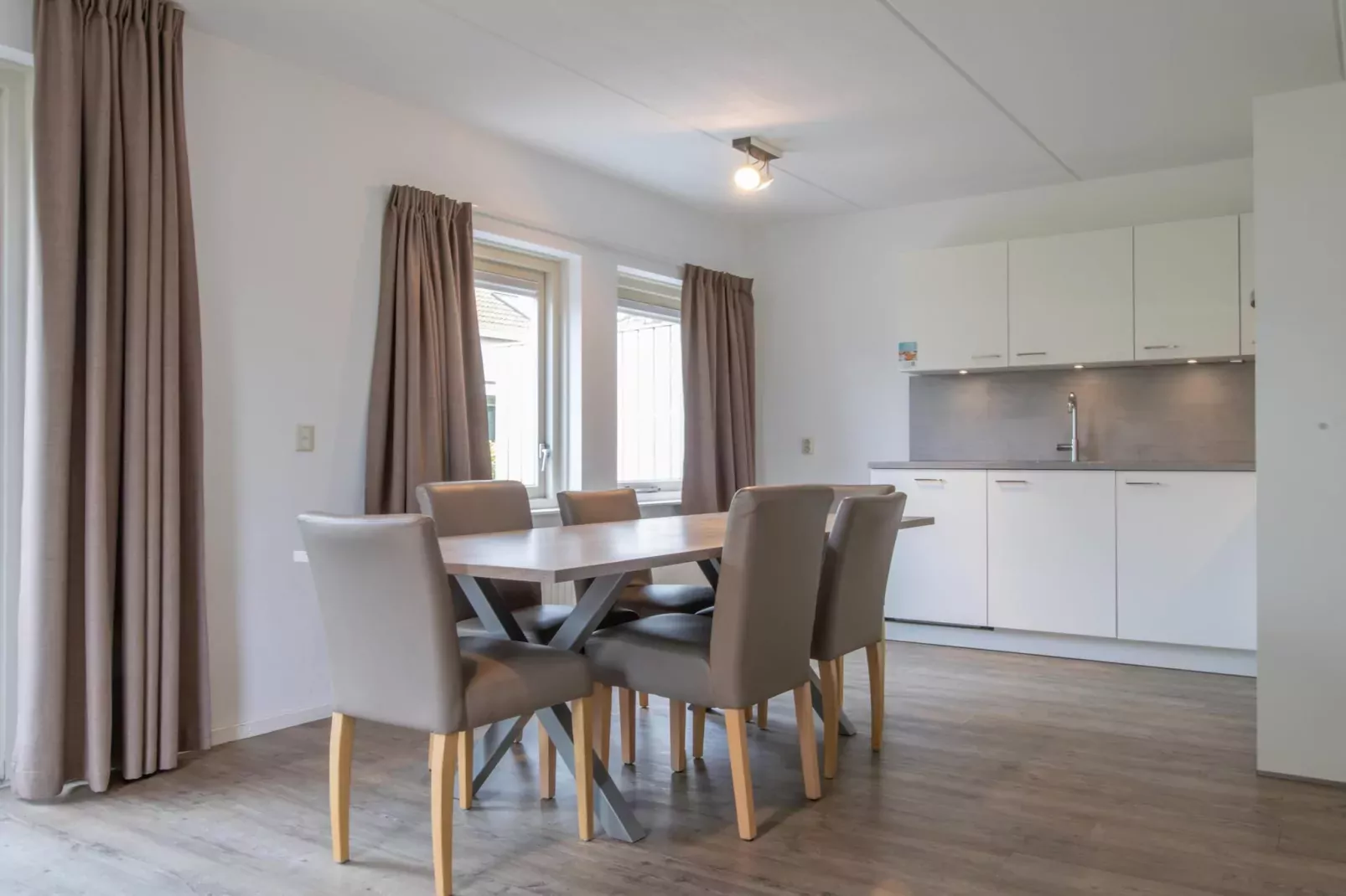 Vakantiepark Soeten Haert 13-Eetkamer