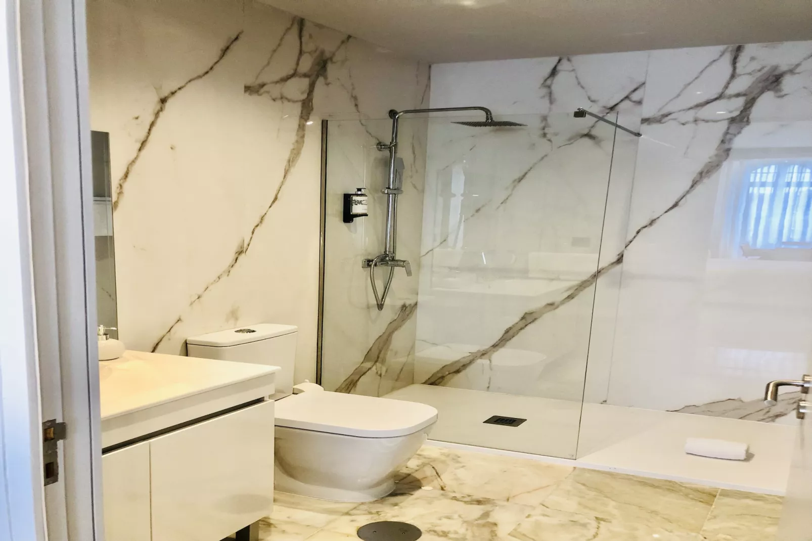 YOUROPO - Downtown 3B-Badkamer