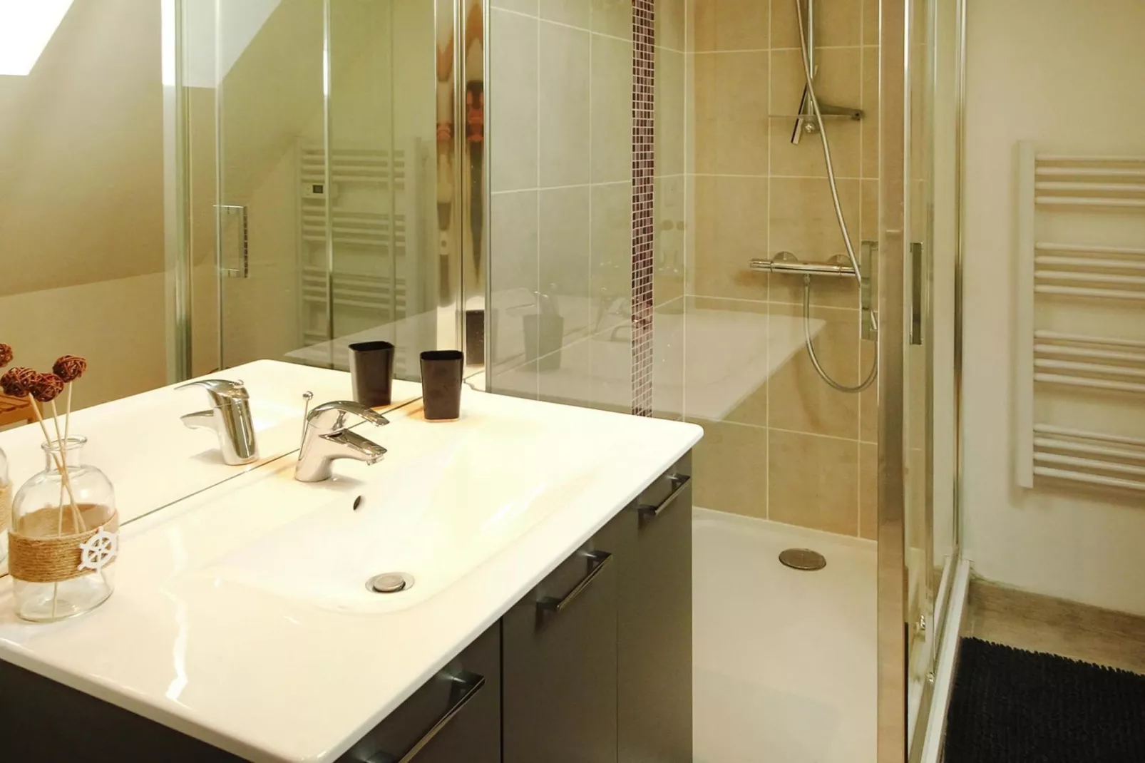 Semi-detached house Brucheville-Badkamer