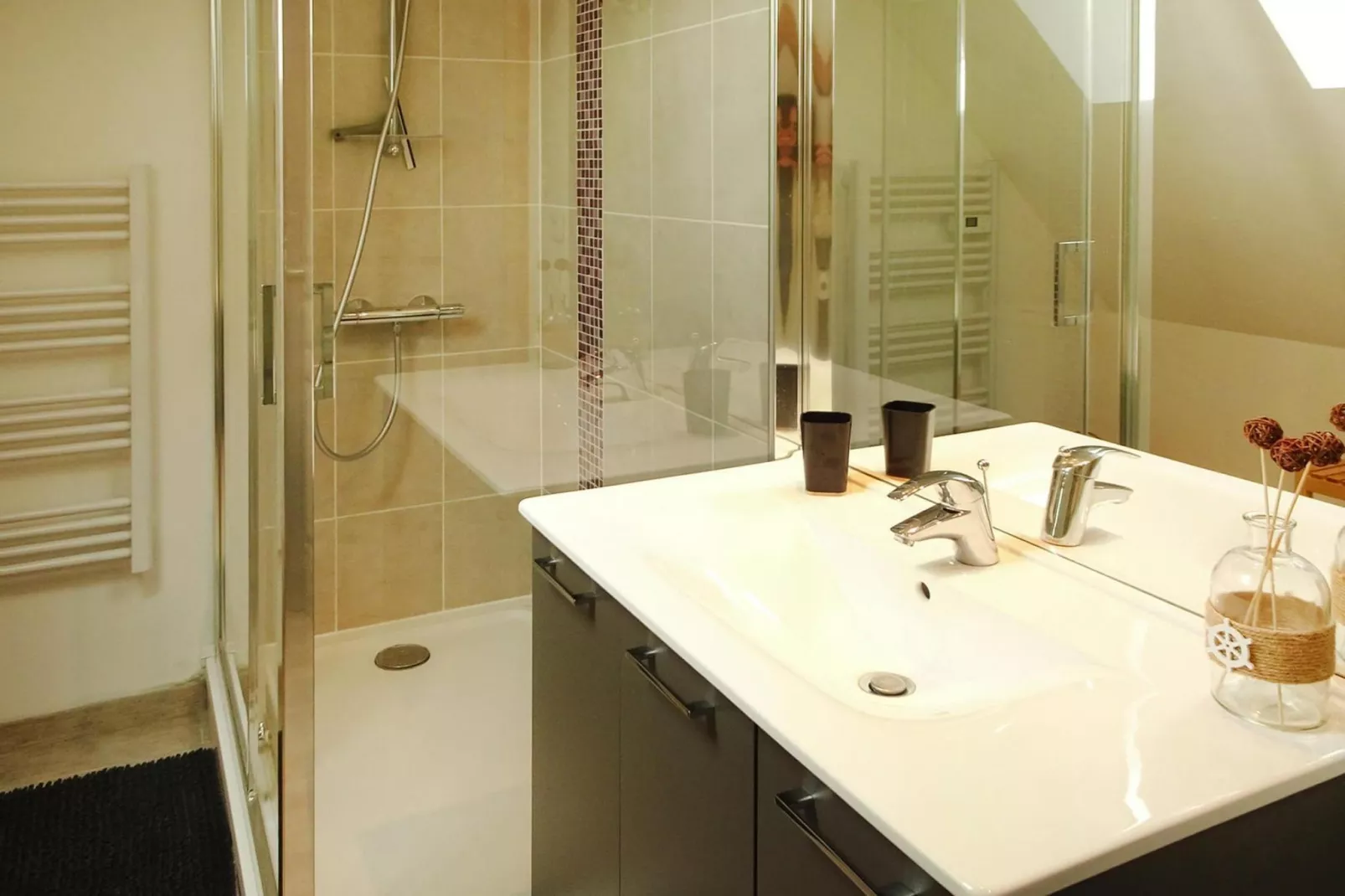 Semi-detached house Brucheville-Badkamer