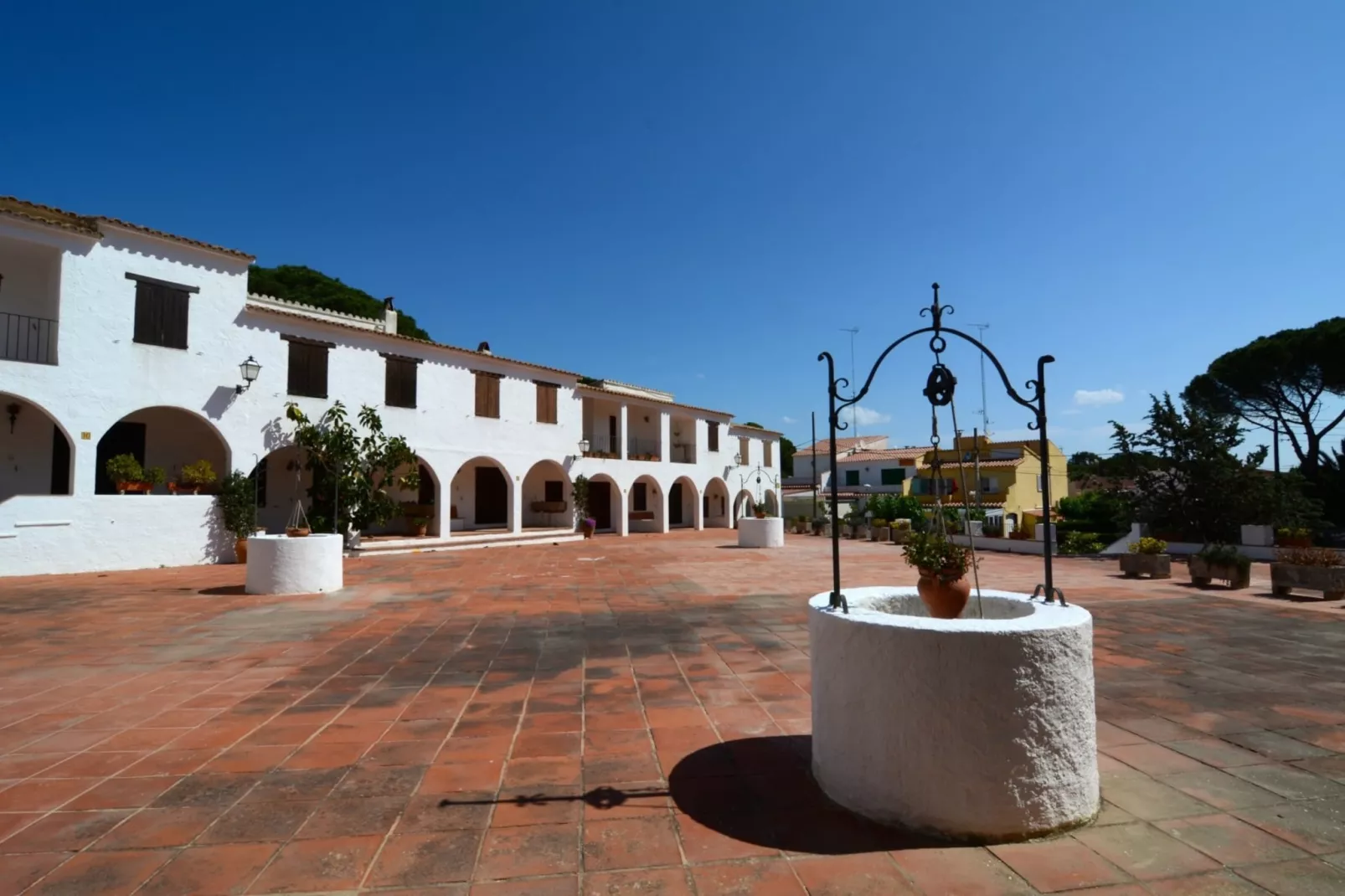 PLAÇA DELS POUS SUR-Buitenkant zomer