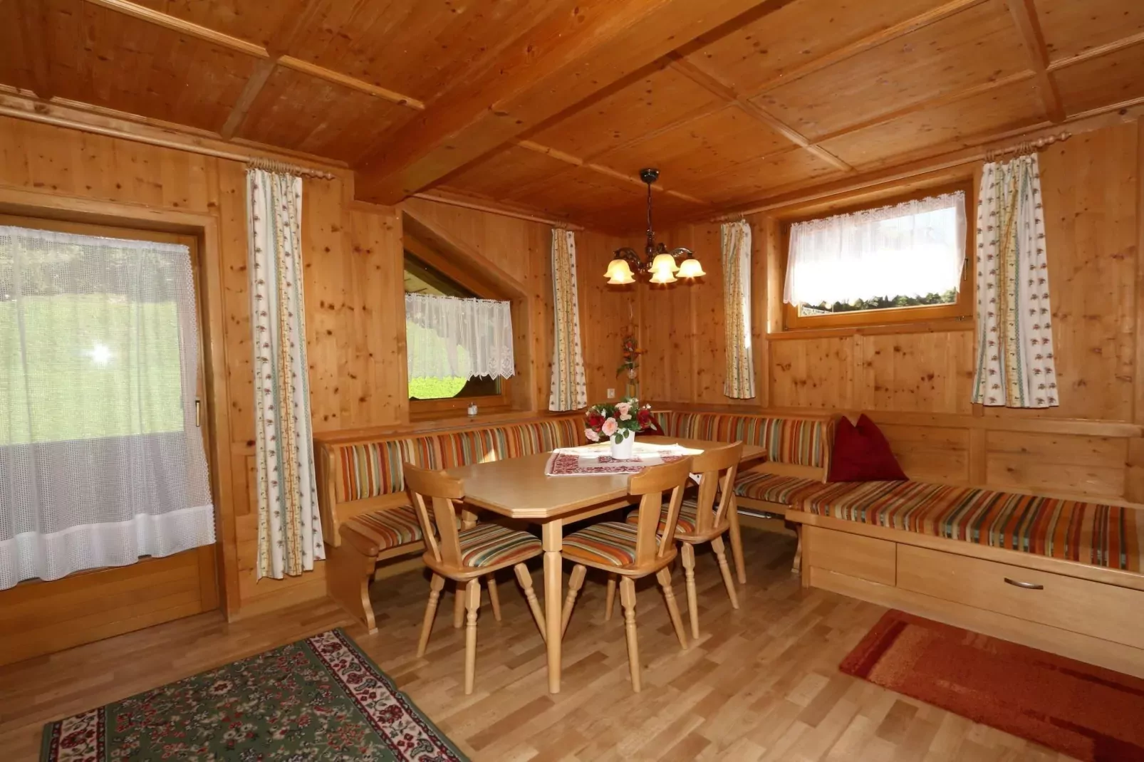 Haus Hoflacher-Eetkamer