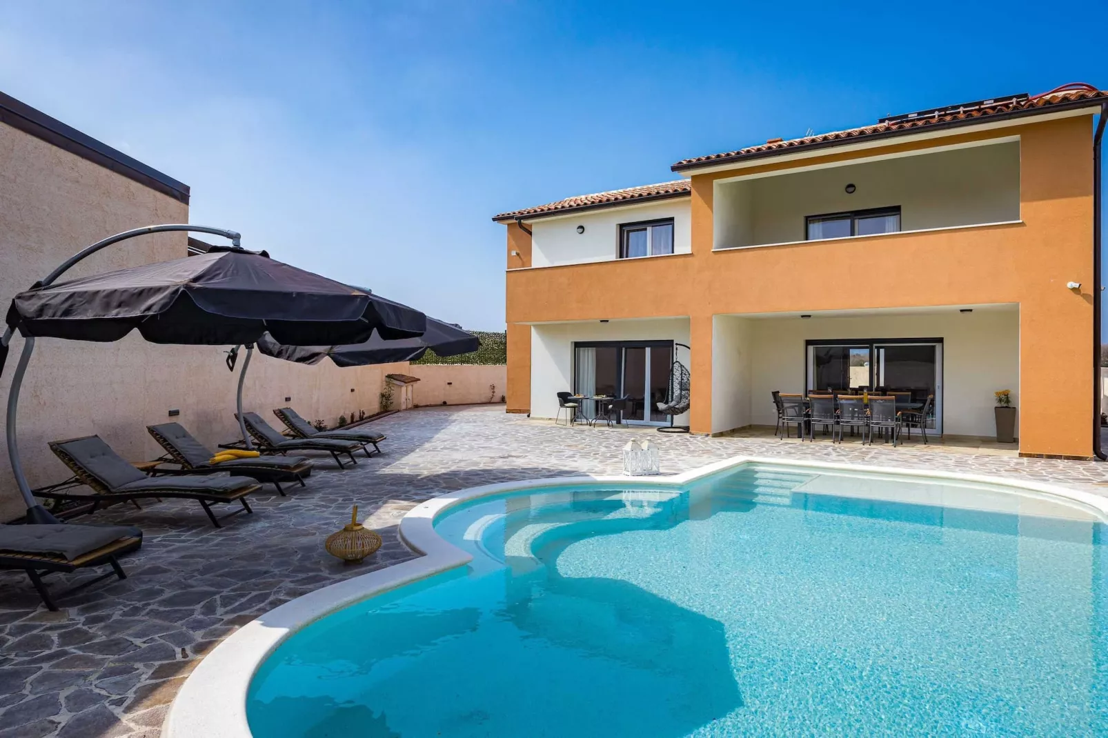 Villa Nur Amela with Pool, Jacuzzi, Darts-Zwembad