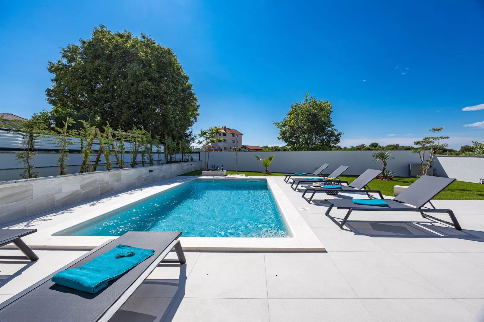 Villa Polaris - Luxurious Vacation Oasis-Zwembad