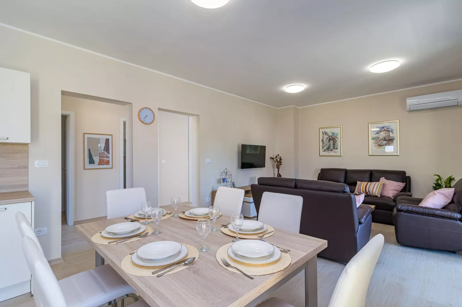 Modern, Elegant Apartment Anna (Rosemary)-Eetkamer