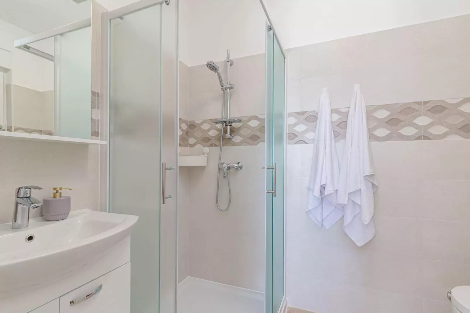 Modern, Elegant Apartment Anna (Rosemary)-Badkamer