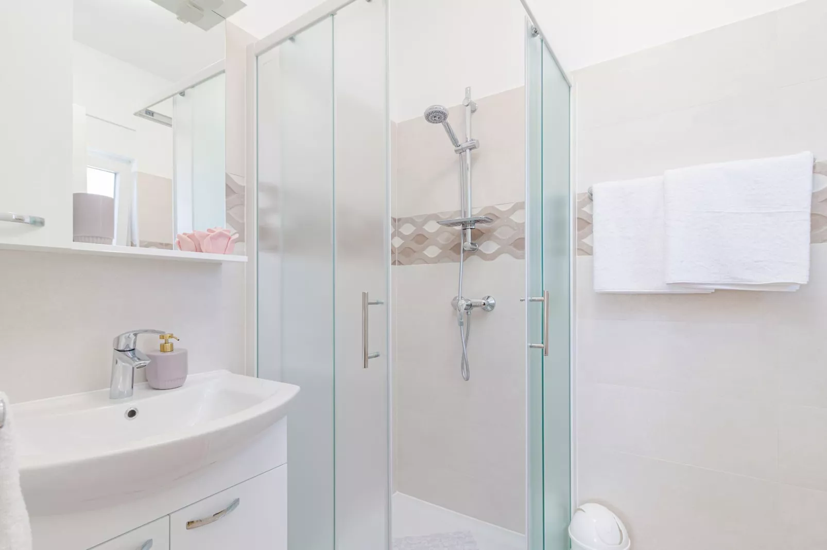 Laurus - Modern, Elegant Apartment (Rosemary)-Badkamer