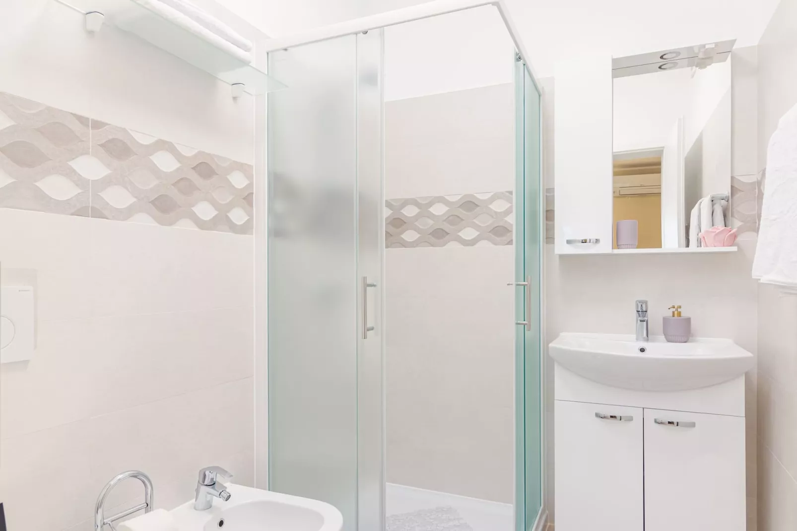 Laurus - Modern, Elegant Apartment (Rosemary)-Badkamer