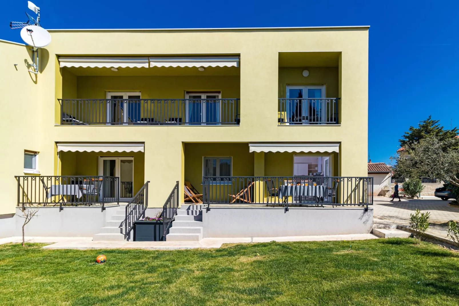 Laurus - Modern, Elegant Apartment (Rosemary)-Buitenlucht