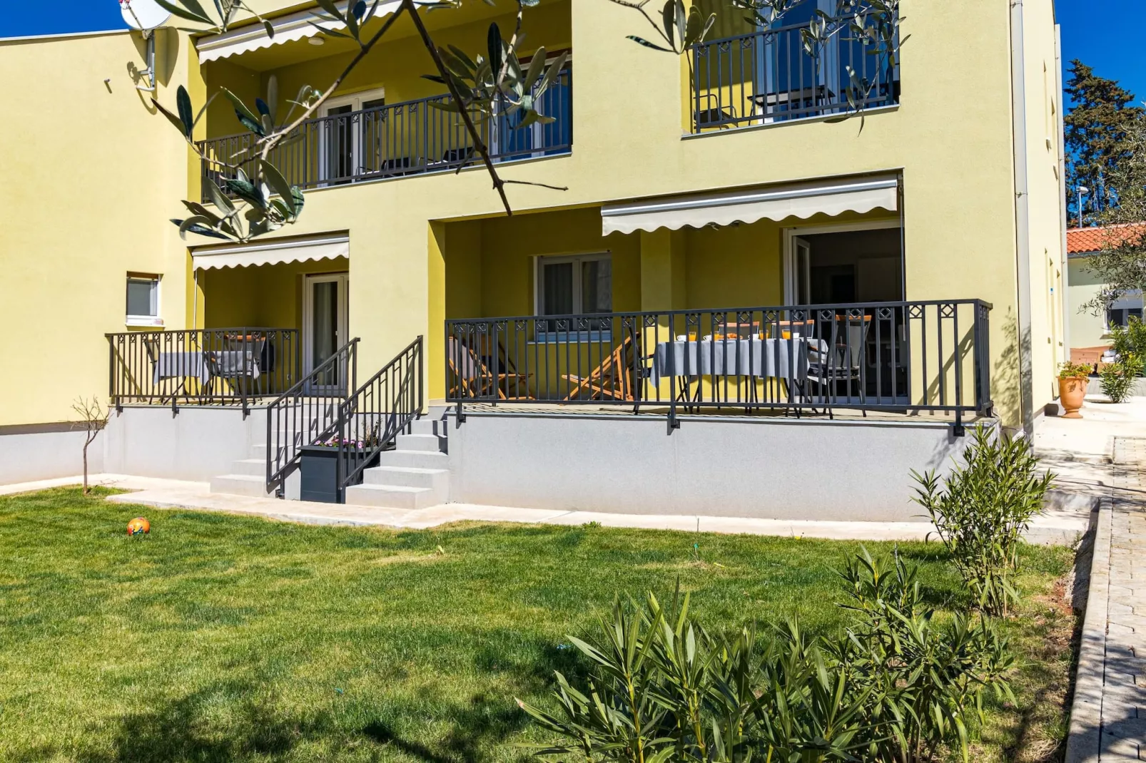 Laurus - Modern, Elegant Apartment (Rosemary)-Buitenlucht