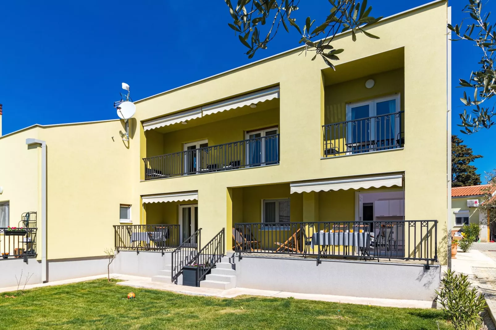 Laurus - Modern, Elegant Apartment (Rosemary)-Buitenlucht