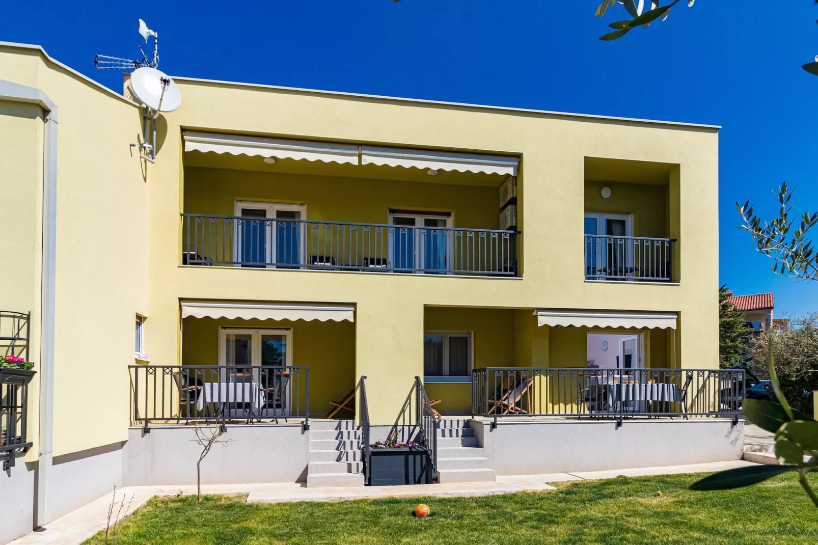 Laurus - Modern, Elegant Apartment (Rosemary)-Buitenlucht