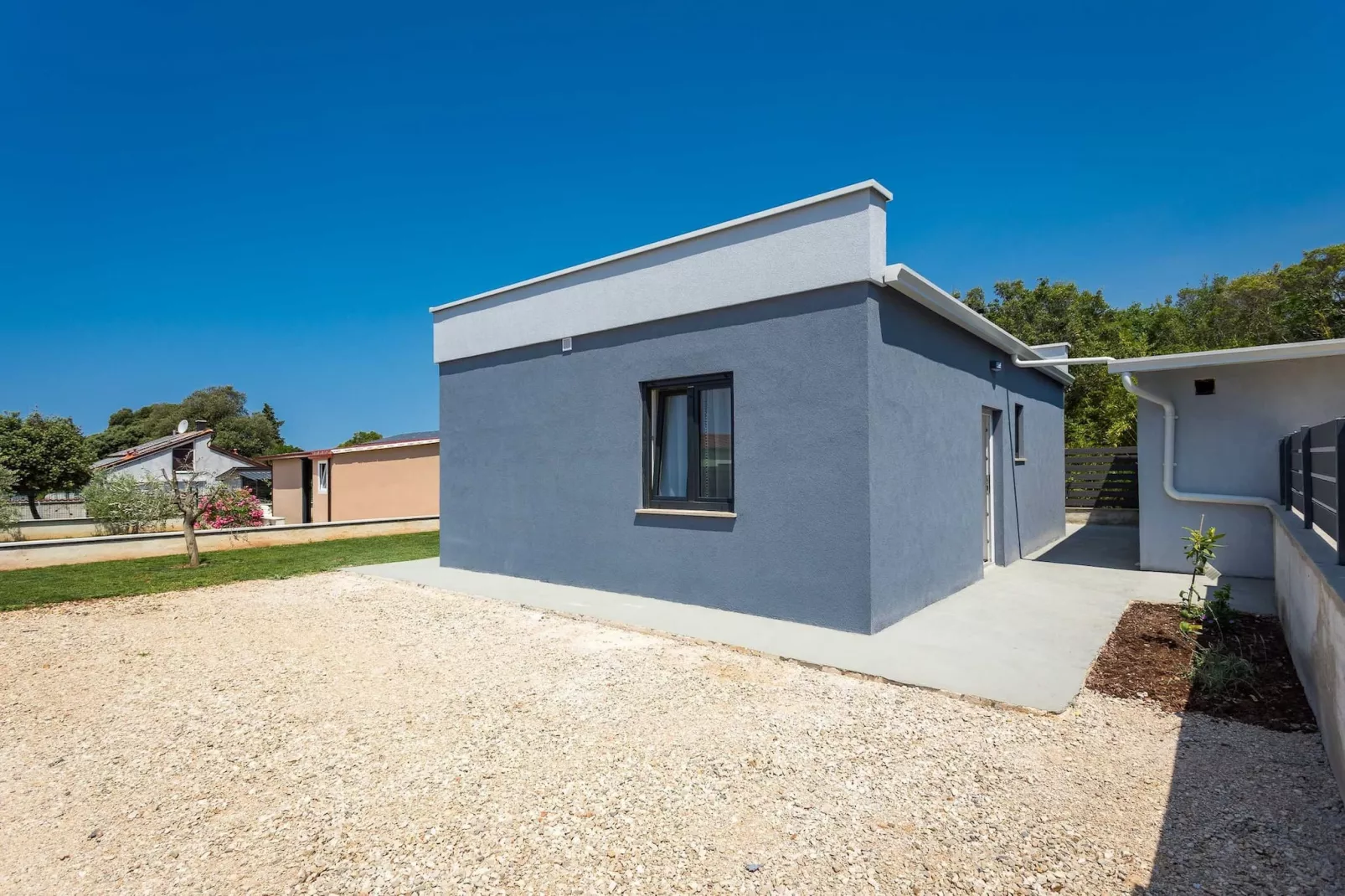 Eco - Beach House Peroj-Buitenkant zomer