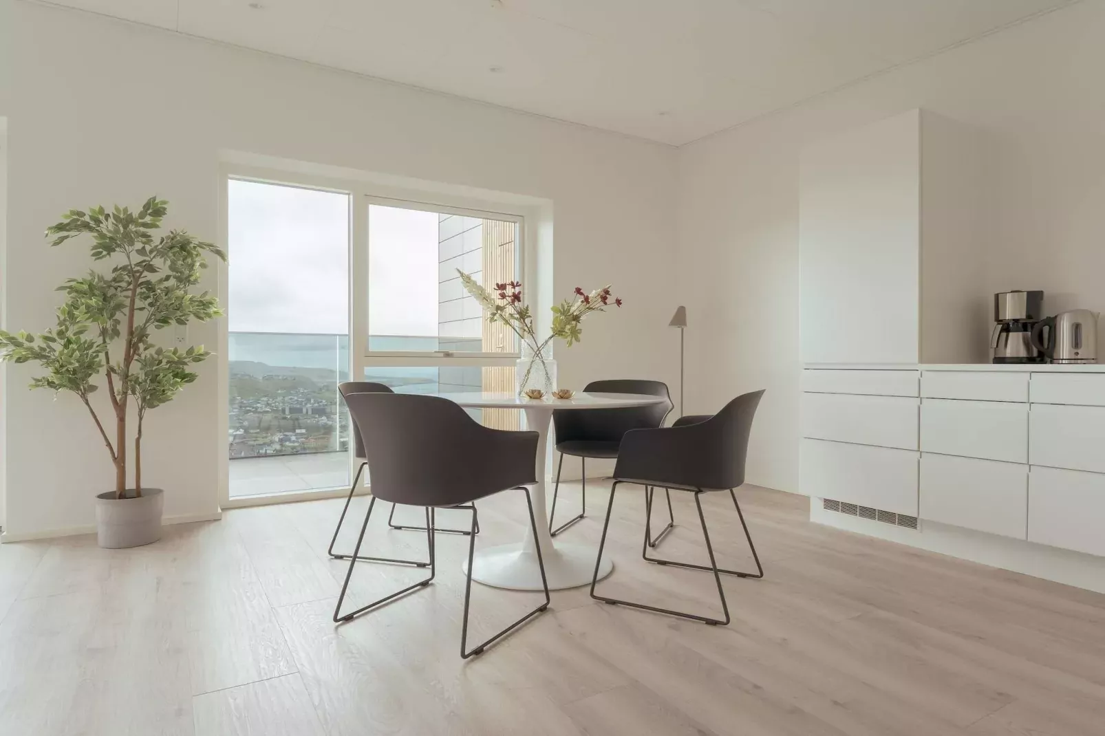 Appartement met uitzicht op de stad en de zee-Binnen