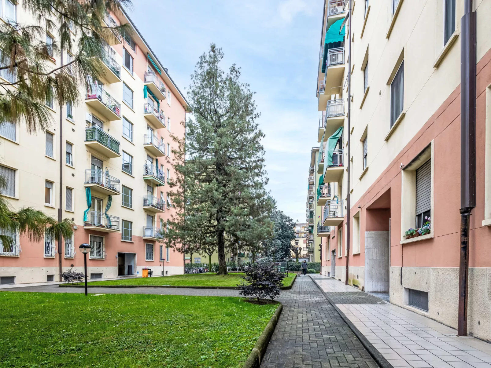 Suzzani Flat-Buiten