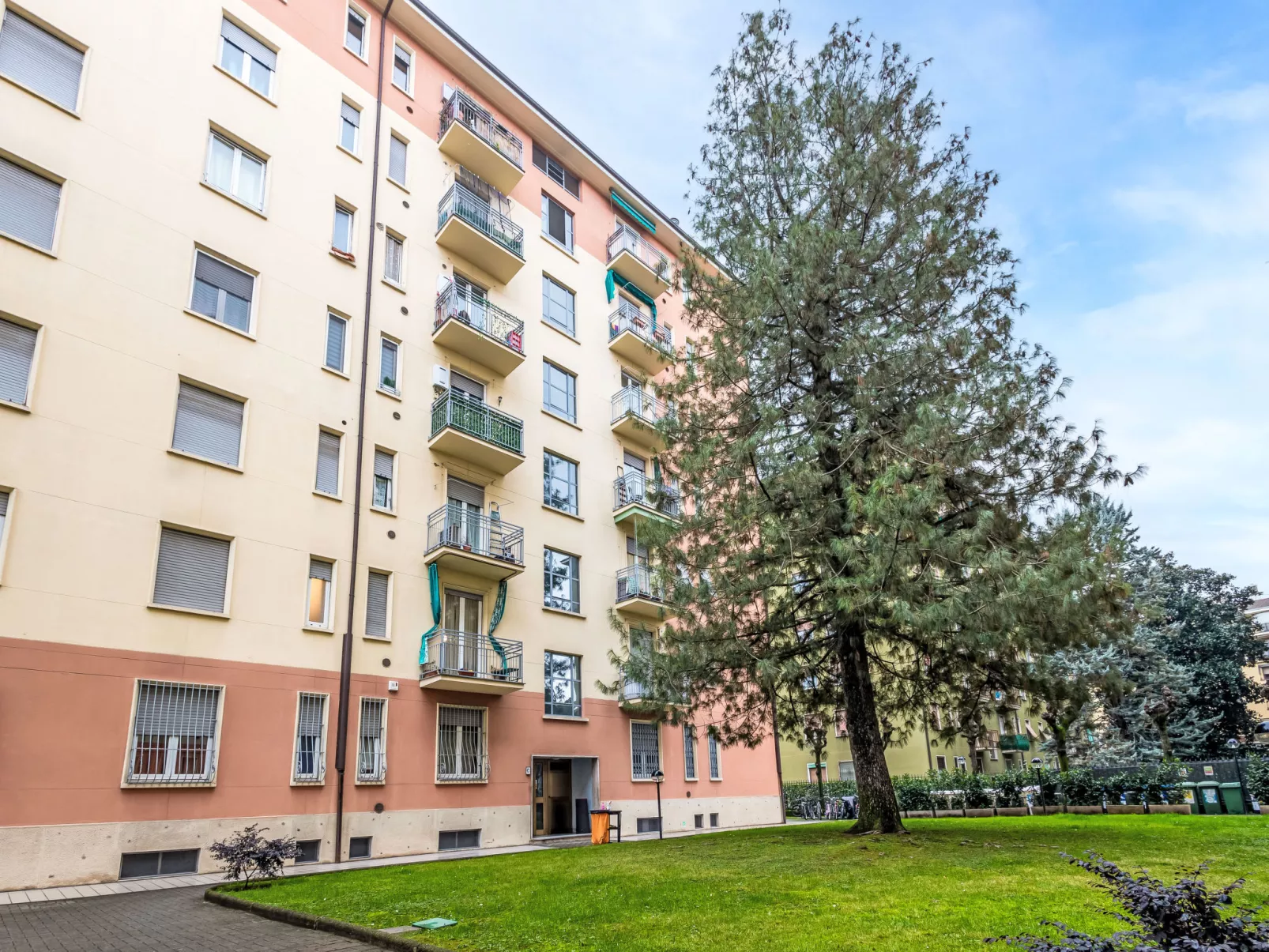 Suzzani Flat-Buiten
