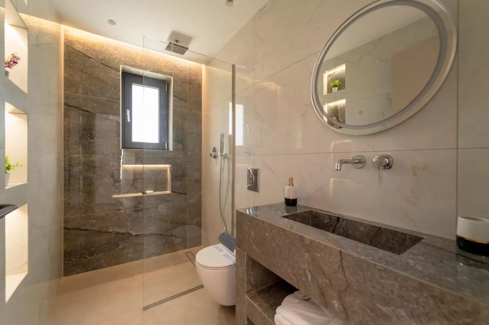 Diamond Villa with swimming pool-Badkamer
