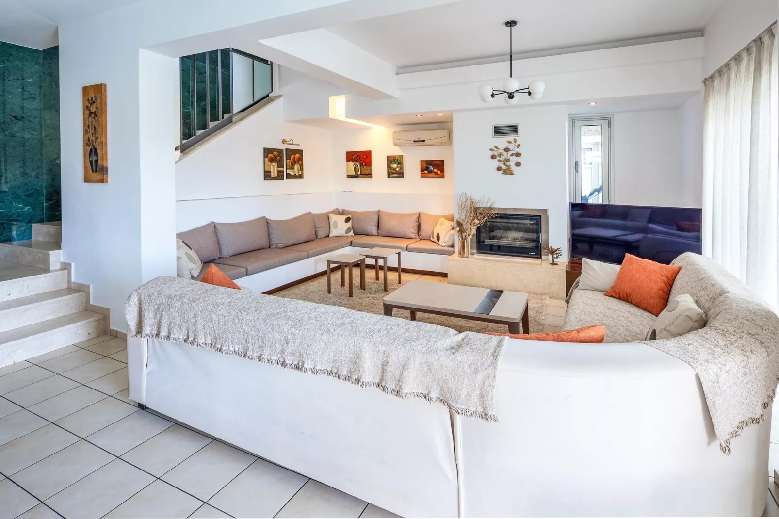 Villa Friends with private pool-Woonkamer