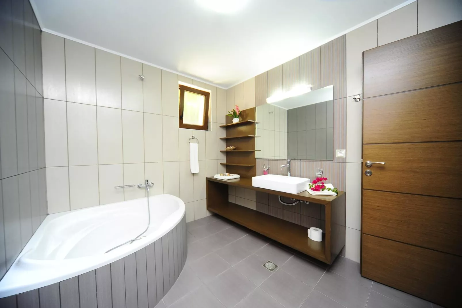 Villa Orsalia with private pool-Badkamer