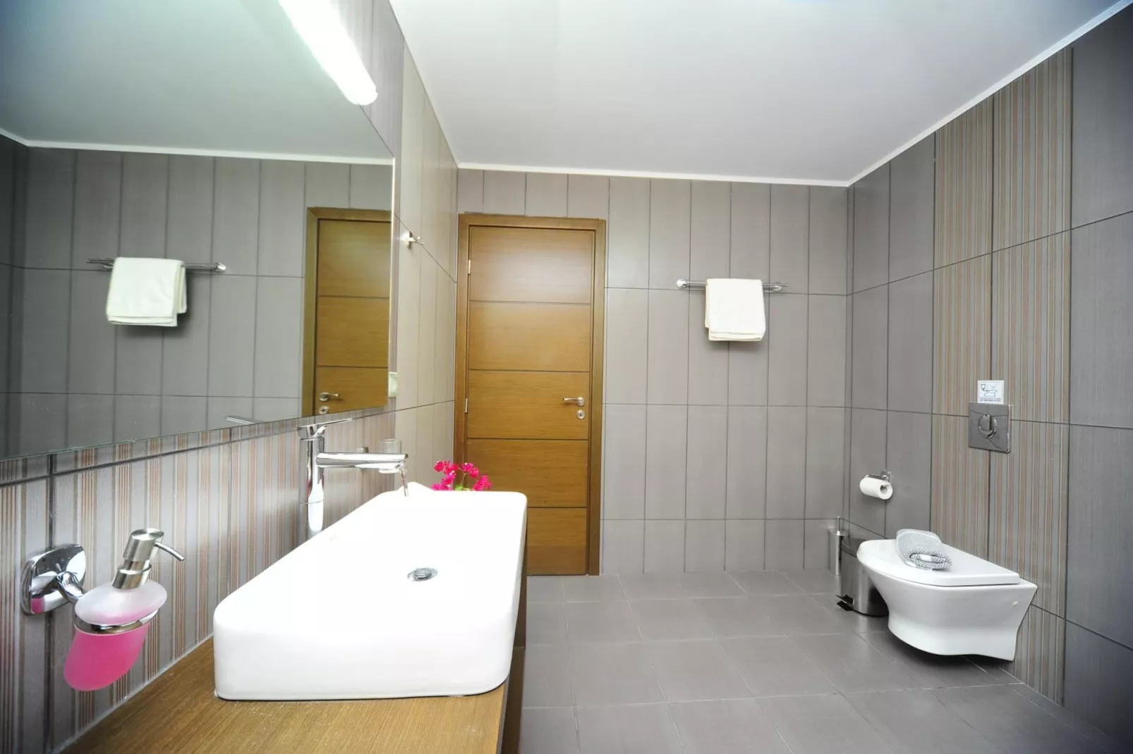 Villa Orsalia with private pool-Badkamer