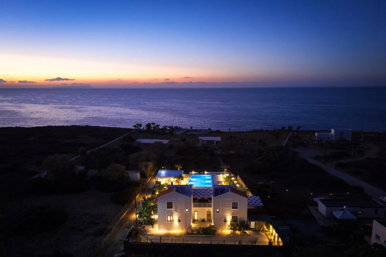 Villa Dimitra with swimming pool-Buitenkant zomer