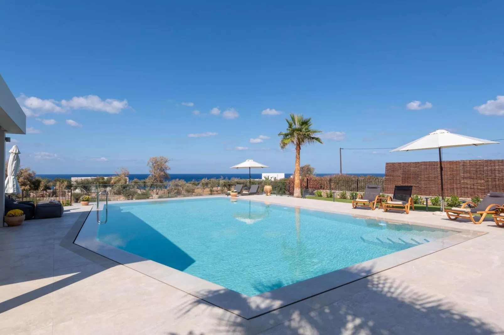 Villa Dimitra with swimming pool-Zwembad