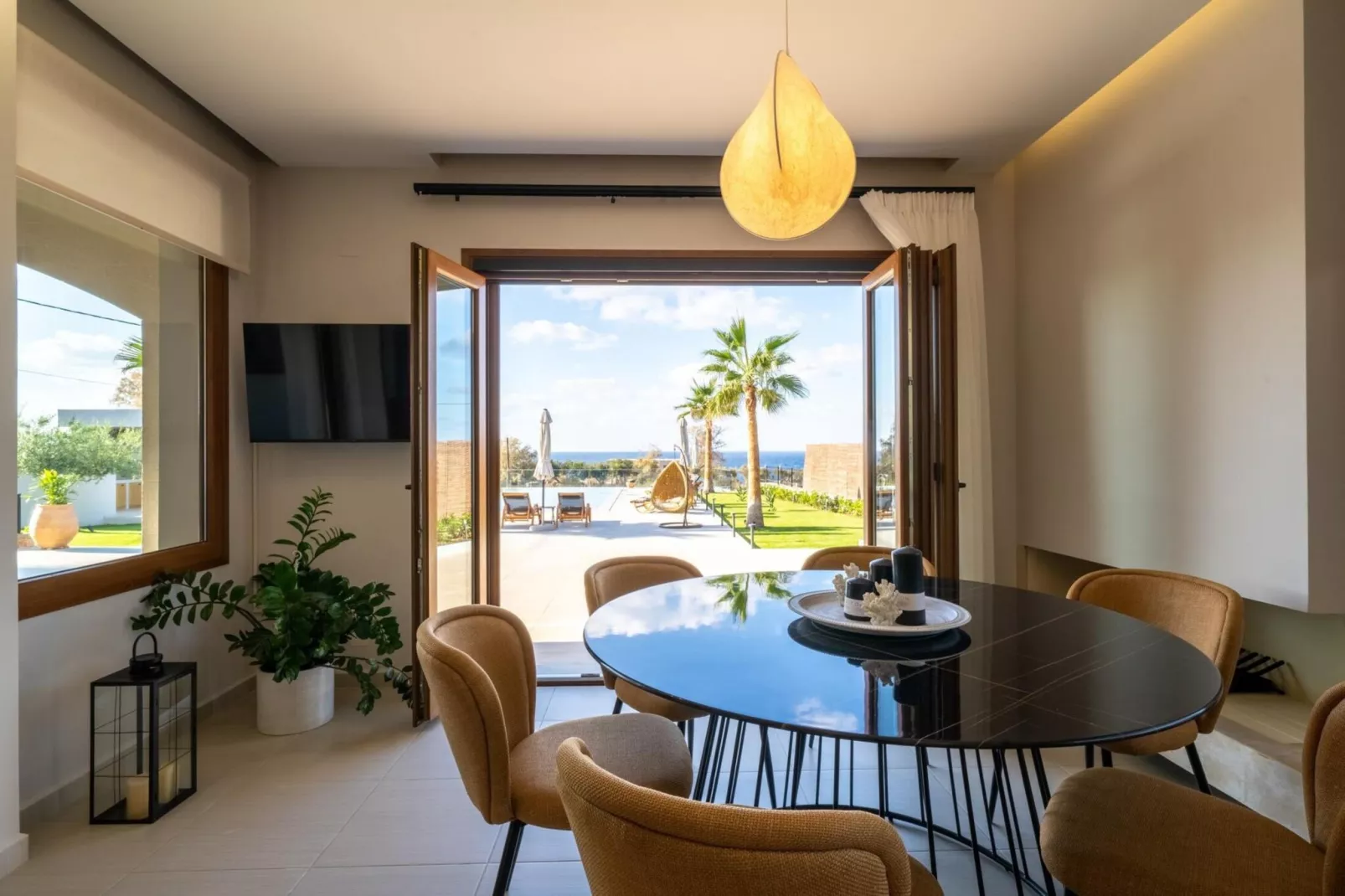 Aquarella Stunning Villa with Pool Steps to Sea-Eetkamer