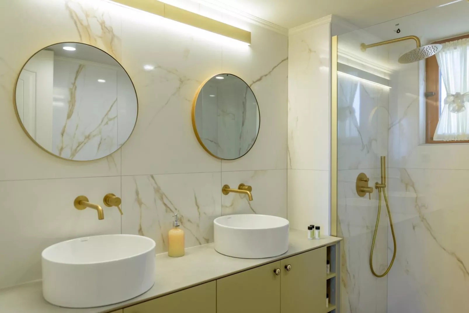 Villa Araucaria private pool Jacuzzi Seaview-Badkamer