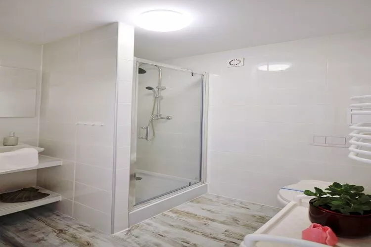 Studio 2-osobowe nr 3 16 m2 na poddaszu Ustronie Morskie-Badkamer