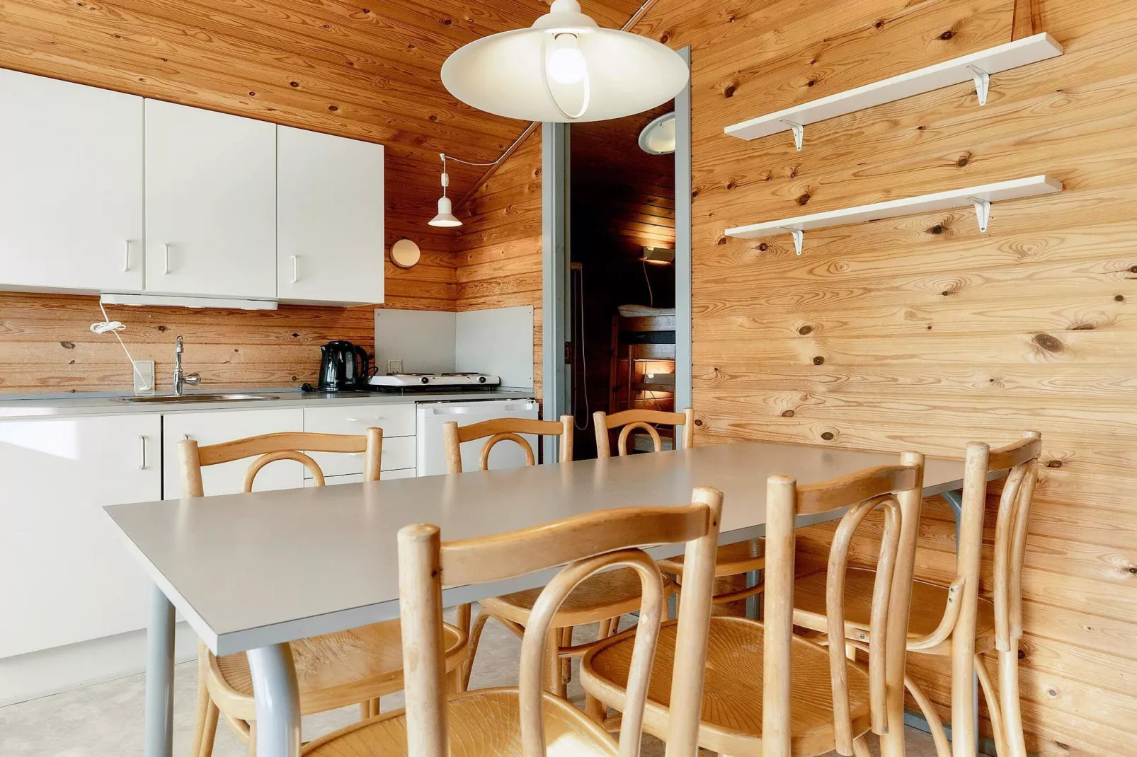 Zonnige hut in campingresort