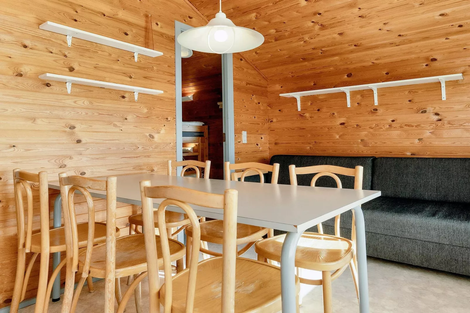 Zonnige hut in campingresort
