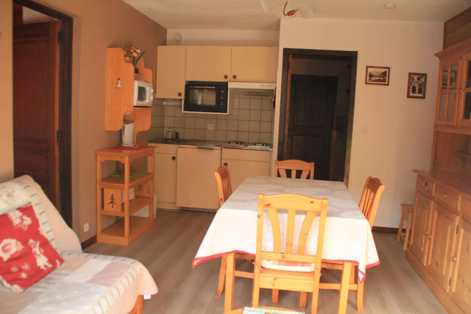 Moulin ML286 MOUNTAIN & TELECABINE 6 pers.-Eetkamer