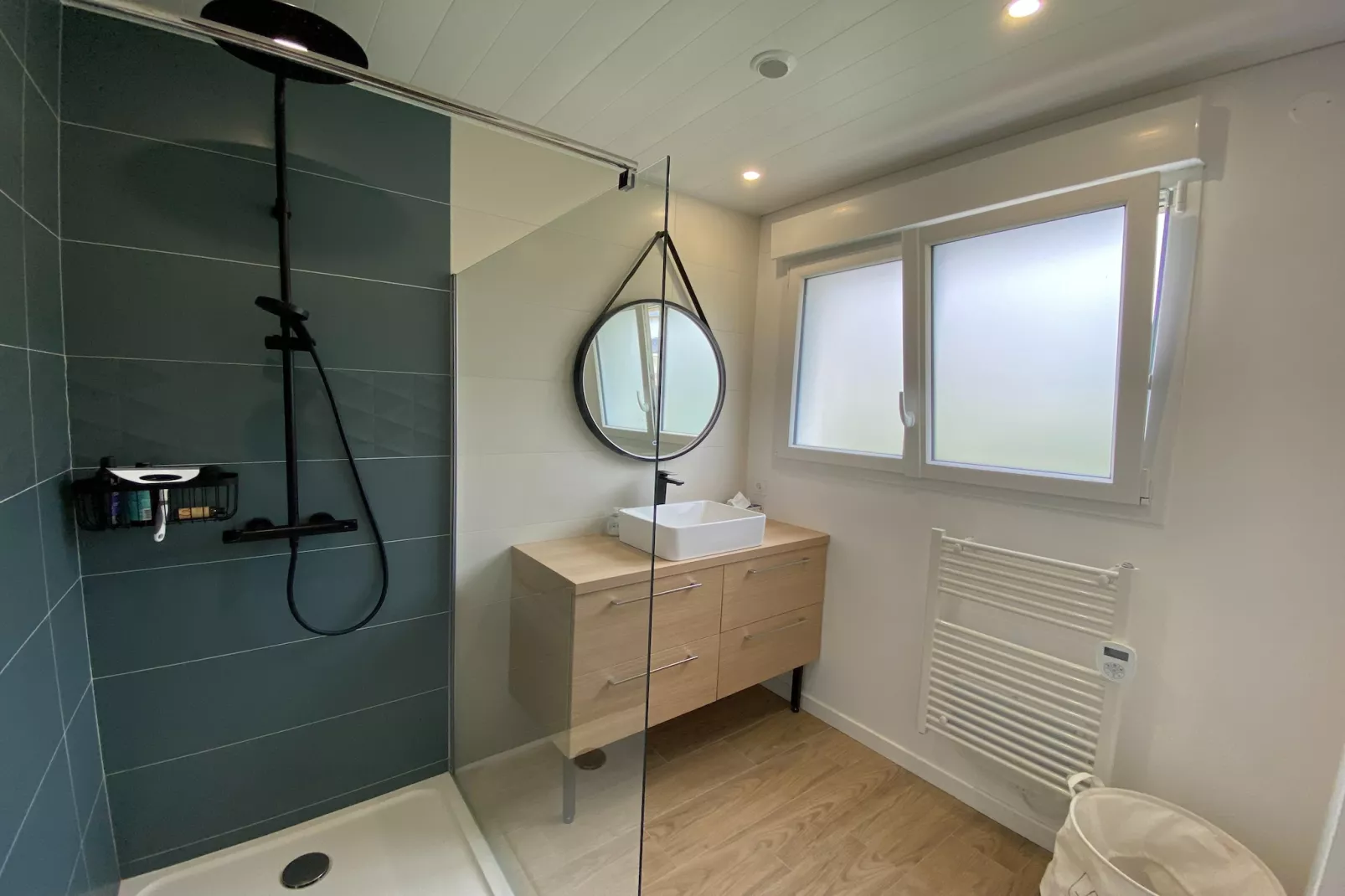 Mooi huis met uitzicht op zee-Badkamer