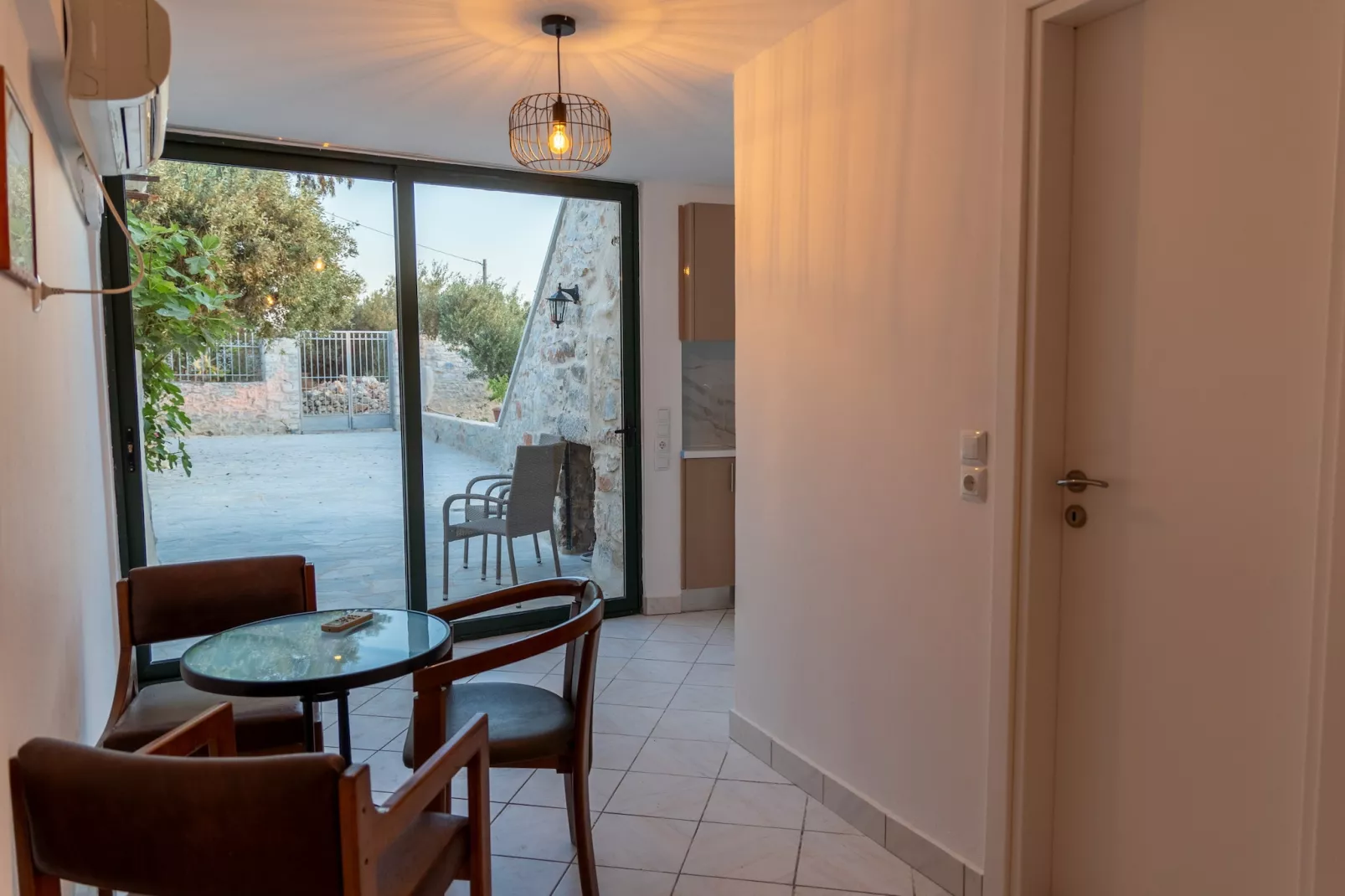 Mani Tsopakas Residences - Avli Studio-Eetkamer