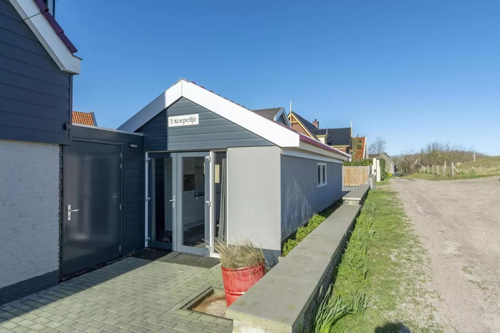 Strandhuis 't Koepeltje-Buitenkant zomer