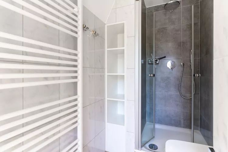 Huus Avelia - Apartment DG	-Badkamer