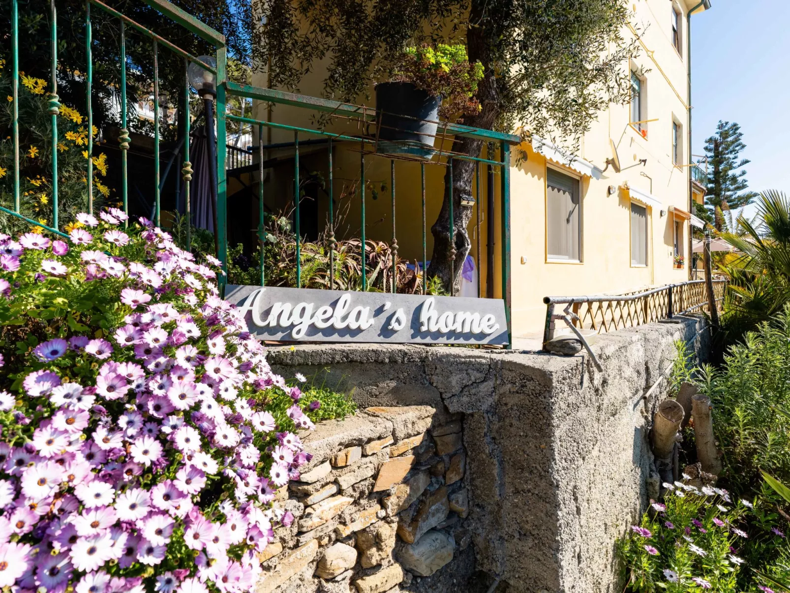 Angela's Home-Buiten
