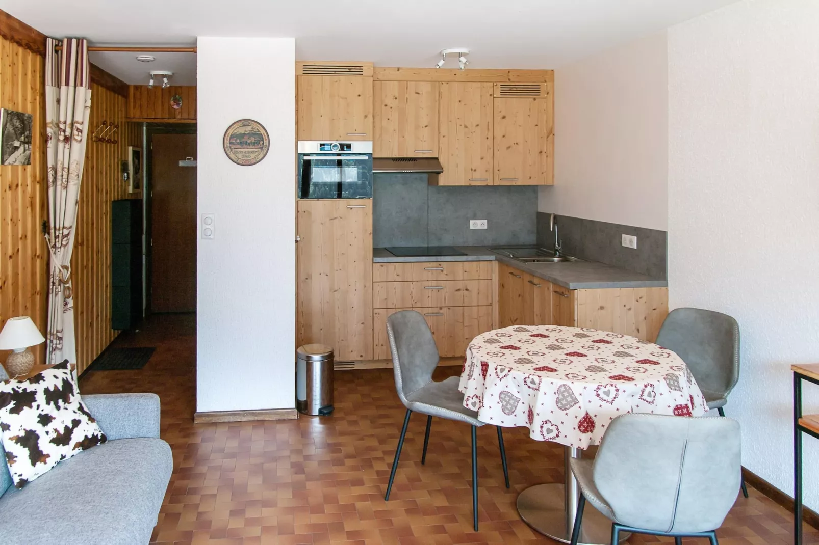 Champs Fleuris CFS7 COSY & VIEW 3 Pers.-Eetkamer