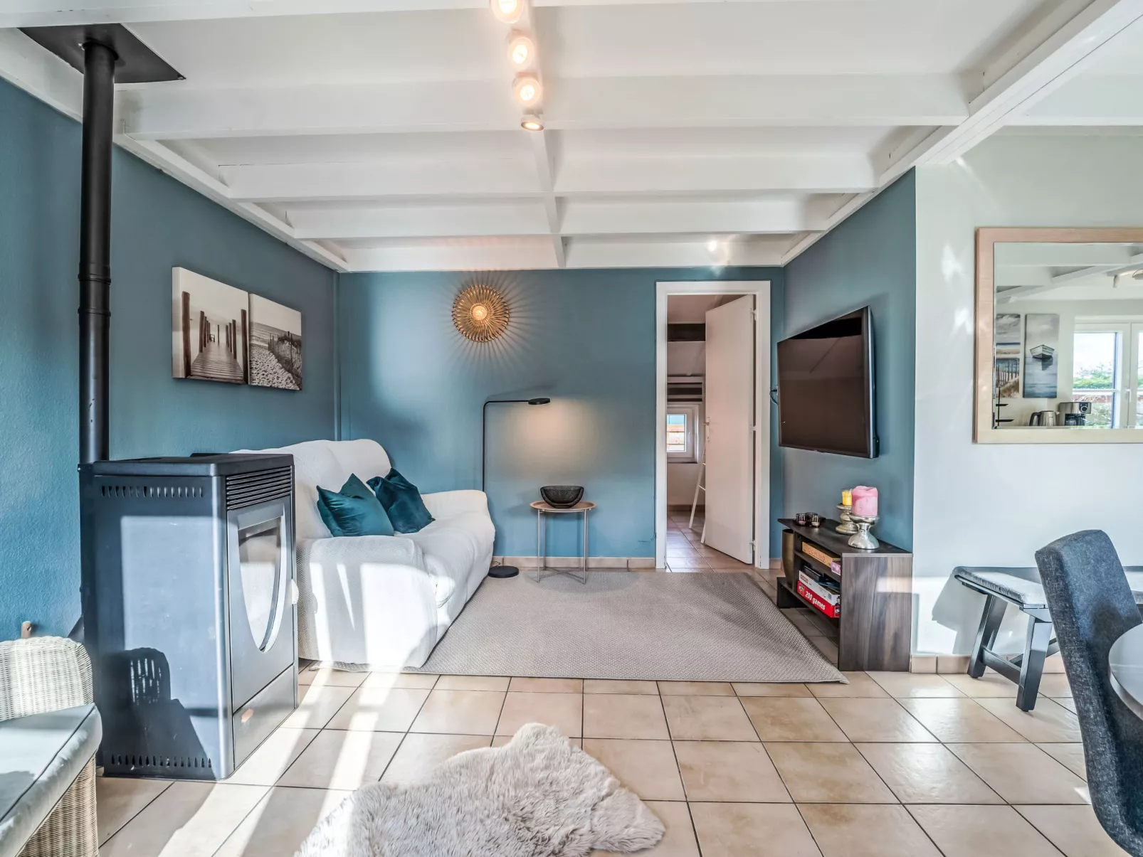 Beluga with parking and shared pool-Binnen