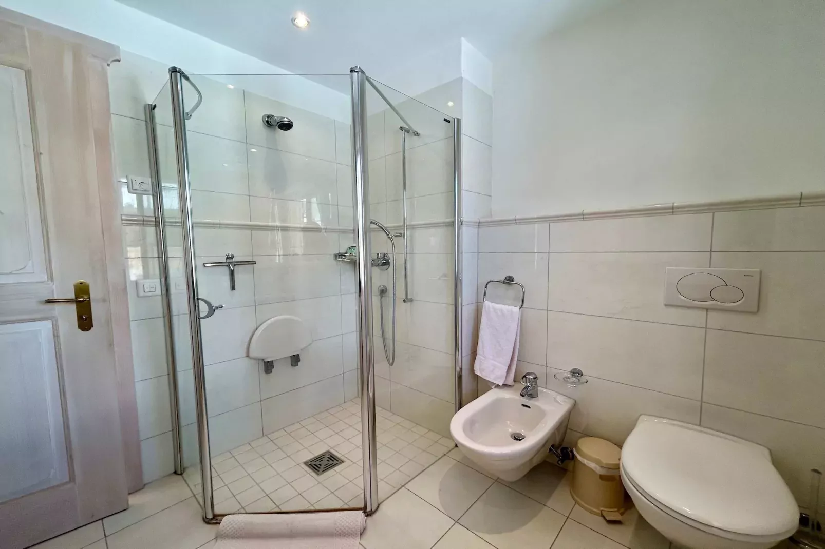 Marvelous Luxurious Furnished Flat with Outstanding Views-Badkamer