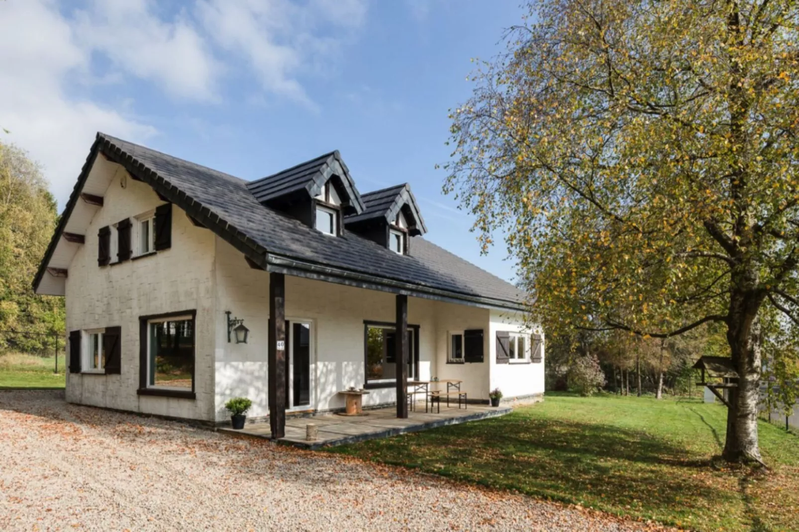 Superbe maison de vacances pour 10 personnes Xhoffriax-Buitenkant zomer