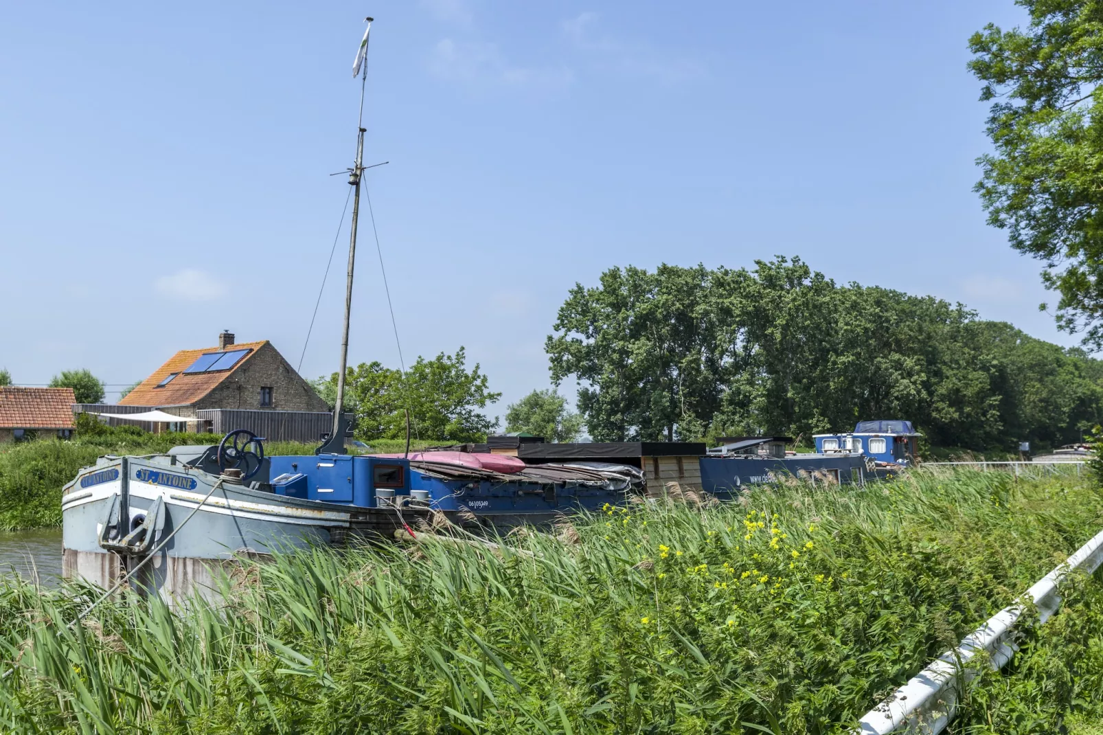 St Antoine Isera-Buitenkant zomer