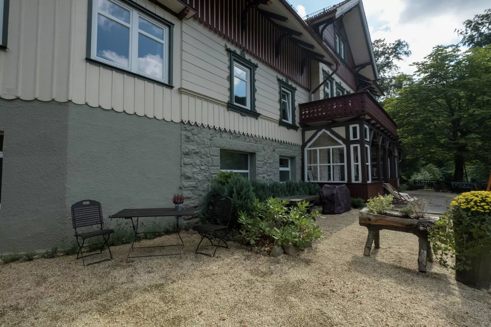 Historisches Waldhaus-Buitenkant zomer