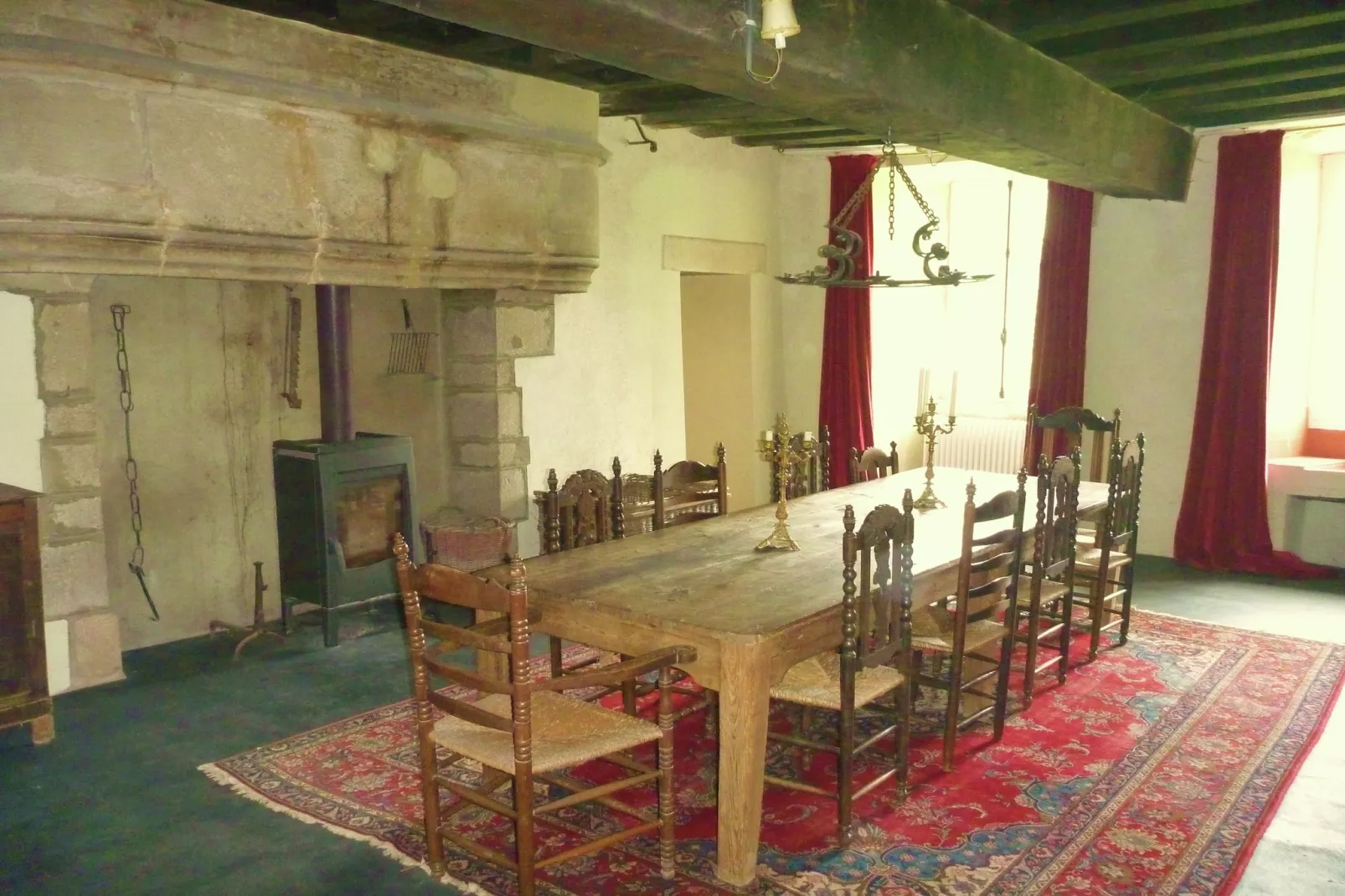 Un château en bordure de rivière-Eetkamer