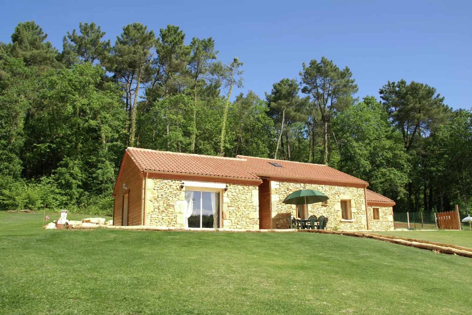 Maison de vacances Blanquefort sur Briolance 10 pers-Buitenkant zomer