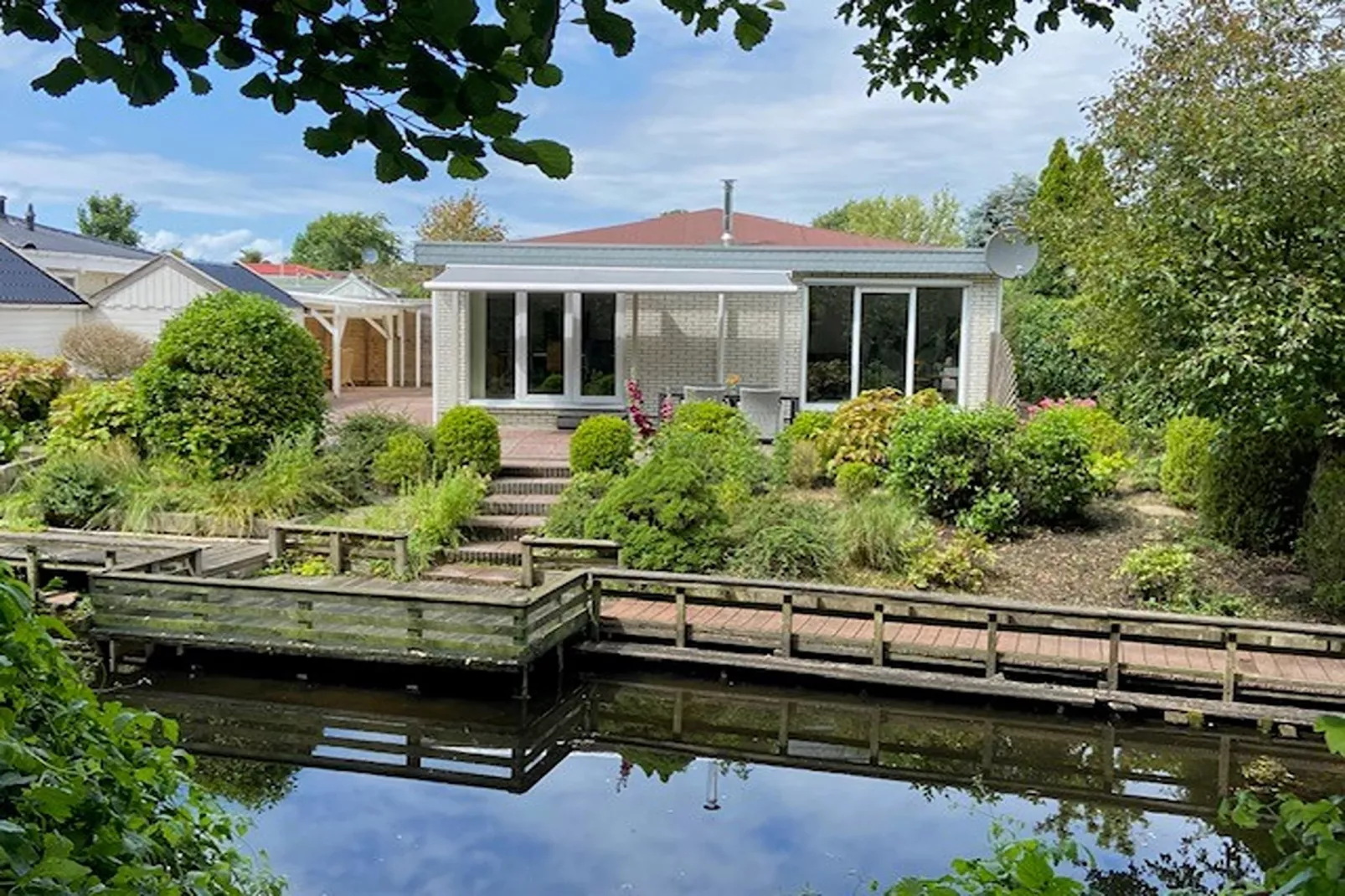 Fijne bungalow in Makkum-Buitenkant zomer
