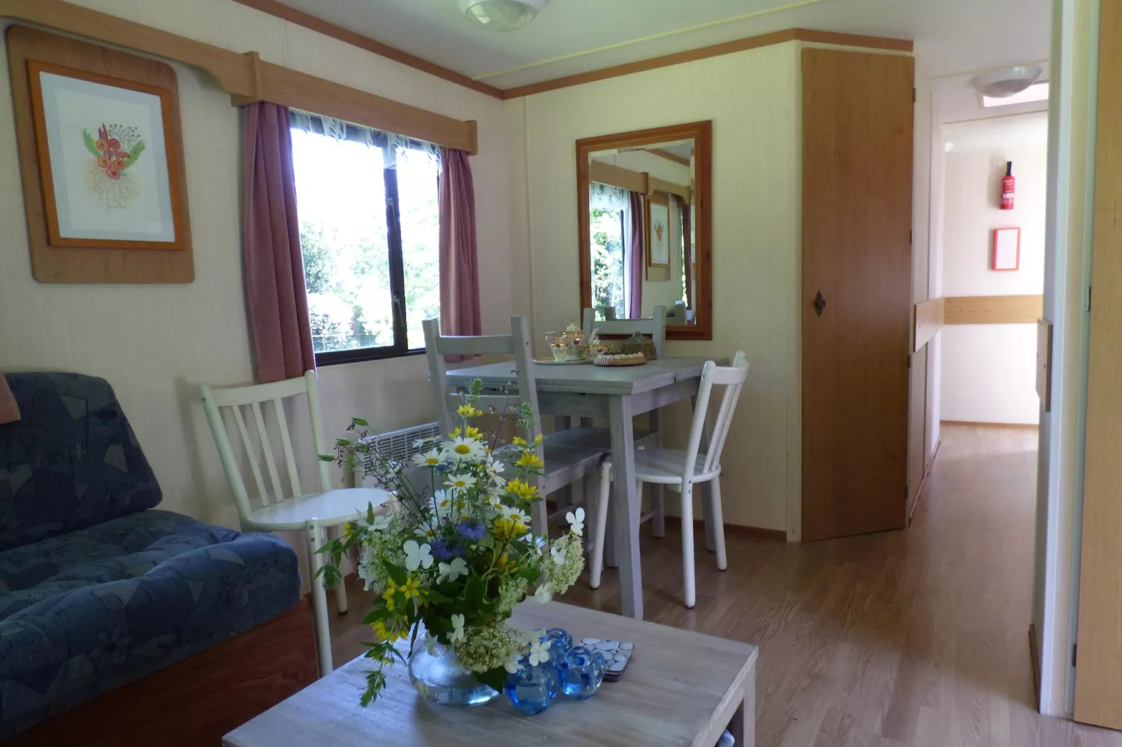 La petite Grenterie en mobil home-Eetkamer